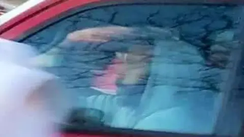 Una imagen de Twitter del conductor del coche.