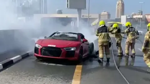 A modo ilustrativo, Defensa Civil de Dubai apaga el fuego del vehículo. (Facebook)