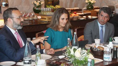 Marta Blanco, presidente de CEOE Internacional, toma nota durante su encuentro con representantes empresariales en Dubai. (EL CORREO)