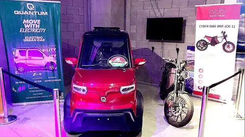 Coche y moto, ambos vehículos eléctricos, expuestos en el Pabellón de Bolivia en Expo 2020 Dubai. (EL CORREO)
