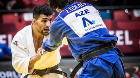 El judoka iraní Saeid Mollaei, a la izquierda, ahora representa a Mongolia. Huyó a Alemania citando temores por su seguridad en Irán después de afirmar que se le ordenó perder partidos en el campeonato mundial de 2019 para evitar enfrentarse a israelíes. (Fuente externa)
