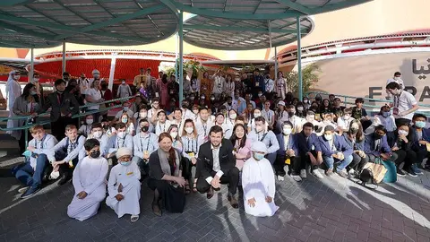 Magnus Carlsen, con los escolares en el Pabellón de España de Expo 2020 Dubai. (@expo2020dubai)