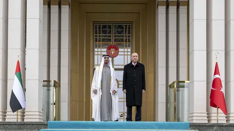 El príncipe heredero de Abu Dhabi y el presidente turco. (WAM)