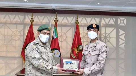 Hamad Mohammed Thani Al Rumaithi y Fahd bin Abdullah Al-Mutair, durante su encuentro. (WAM)