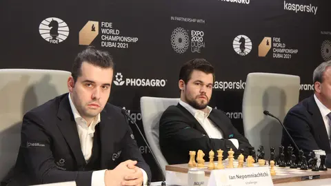 Ian Nepomniachtchi y Magnus Carlsen. (EL CORREO)