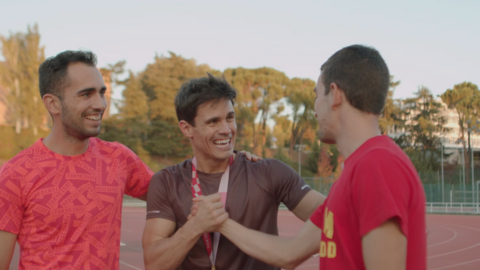 Un fotograma de 'Los amigos de Edu' con Gerard Descarrega. (ATRESplayer)