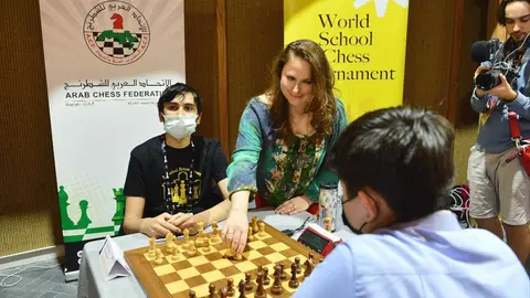 Momento del saque de honor por parte de Judit Polgar.(@expospain2020)