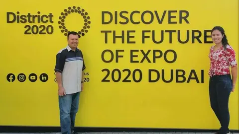 Farid Lozada, presidente de AbbaCol, junto a Carolina Lozada, representante de la ONG colombiana en EAU, en Expo 2020 Dubai. (Cedida)