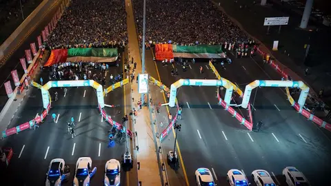 Una imagen de la cabeza de la carrera celebrada en Dubai. (WAM)