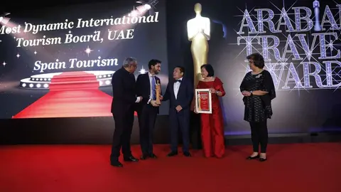 Entrega del premio a Tourespaña en Emiratos. (Twitter)