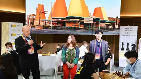 Leontxo García interviene en el inicio de la final del Torneo Escolar Mundial en presencia de Judit Polgar en el Pabellón de España de Expo 2020 Dubai. (@expospain2020)