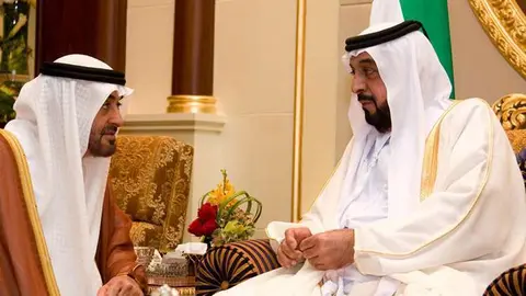 En una imagen de archivo, el presidente de EAU conversa con el príncipe heredero de Abu Dhabi. (Gulftoday)