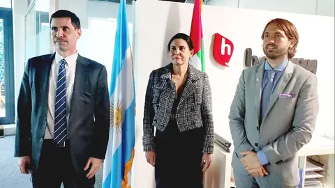 De izquierda a derecha, Gabriel Jorquera, Mabel Hoyos y Pablo Joaquín Díaz en las oficinas de Hebany en Dubai. (Cedida)