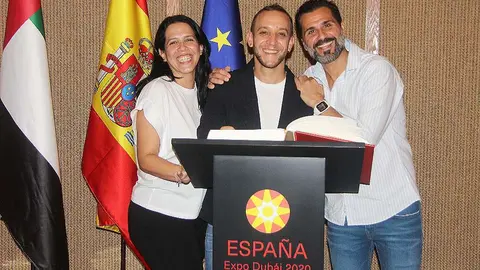 Manuel Liñán, David Carpio y compañía tras firmar en el libro de honor del Pabellón de España en Expo 2020 Dubai. (@ExpoSpain2020)