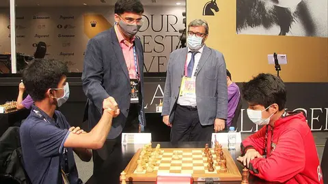 Jugador indio recibe la felicitación por la victoria en presencia de su contrincante de Perú. (EL CORREO)