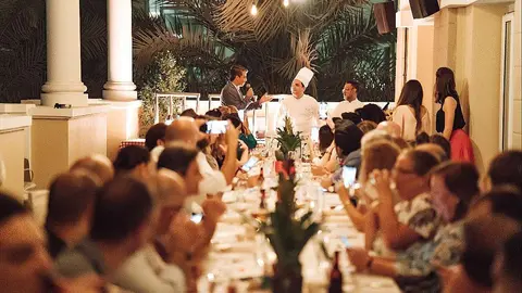 Andrés Salinero interviene ante los invitados durante la presentación de la carne de ave española en Emiratos Árabes. (Cedida)
