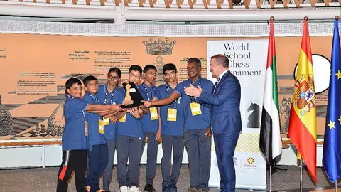 El secretario de Estado de Deportes de España entrega el trofeo al equipo indio ganador del  Torneo Mundial de Ajedrez Escolar. (@ExpoSpain2020)