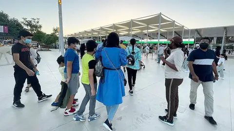 Visitantes acceden al recinto de Expo 2020 Dubai por la Puerta de Sostenibilidad. (EL CORREO)