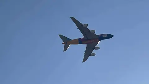 Un A380 de Emirates sobre la Expo 2020 de Dubai. (EL CORREO)