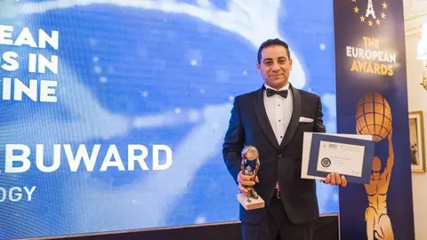 El médico español residente en Dubai con su premio. (Cedida)