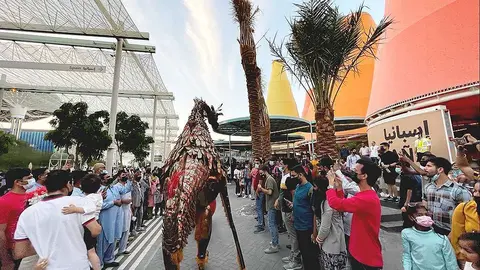 El Pabellón de España en Expo 2020 Dubai se ha sumado a la fiesta con la
compañía burgalesa Tiritirantes y sus dragones. (EL CORREO)