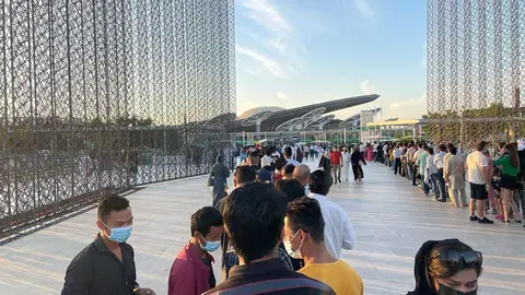 Larguísimas colas verpertinas para acceder al recinto de la Expo. (EL CORREO)