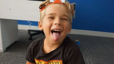 Alegre alumna en el Campamento de UCAM Dubai. (Cedida)