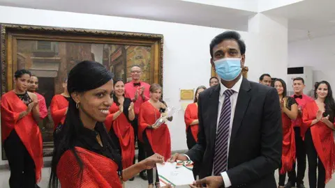 S. Yanakiraman entrega el premio del festival de coros de Nueva Delhi a Sonia Ivett García Colombat. (SERGIO MARTÍNEZ MARTÍNEZ)