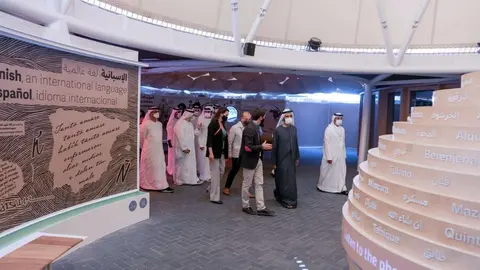 Un momento de la visita del gobernante de Dubai del Pabellón de España. (Dubai Media Office)