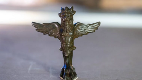 La Autoridad de Arqueología de Sharjah difundió la imagen de una valiosa estatua de bronce.