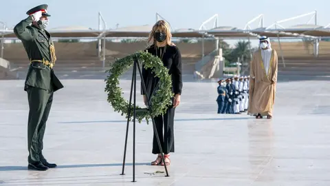 La presidenta del Senado chilena en el memorial de los Caídos de Abu Dhabi. (WAM)