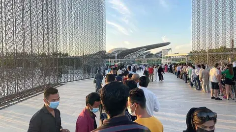 Colas a la entrada de la Expo Dubai. (EL CORREO)