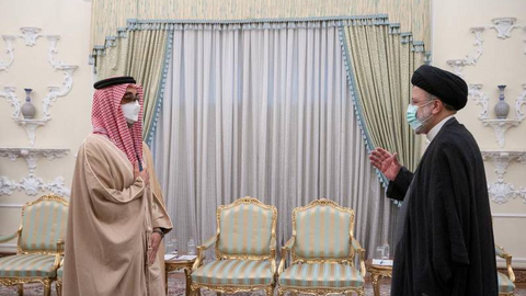 El presidente de Irán junto al asesor de seguridad emiratí. (Twitter)