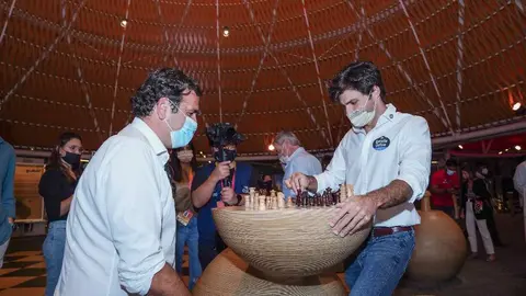 Carlos Sainz juega al ajedrez en el Pabellón de España. (@ExpoSpain2020)