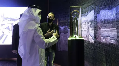 Saif bin Zayed en el pabellón del Vaticano en la Expo de Dubai. (WAM)