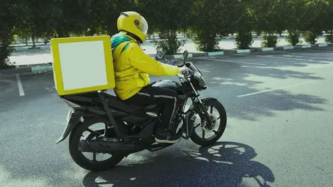 Un repatidor en motocicleta.  (Integrated Transport Centre, Abu Dhabi)