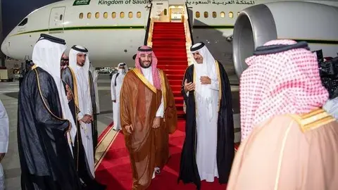 El emir de Qatar, el jeque Tamim bin Hamad, recibe al príncipe heredero de Arabia Saudita, Mohammed bin Salman, en Doha. (SPA)