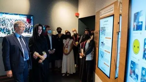 Bill Gates y la ministra Reem bint Ibrahim Al Hashemy, en la Expo de Dubai. (WAM)