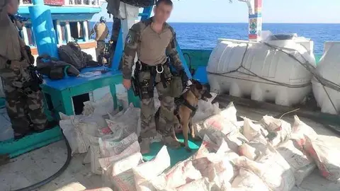 La fragata francesa FS Floreal con drogas ilícitas interceptadas a un dhow apátrida el 3 de noviembre de 2021. (@CMF_Bahrain)