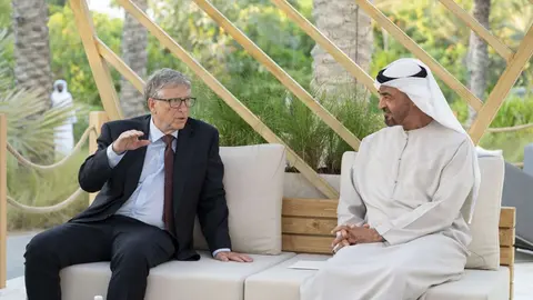 Bill Gates y el presidente de Emiratos en diciembre de 2021. (WAM)