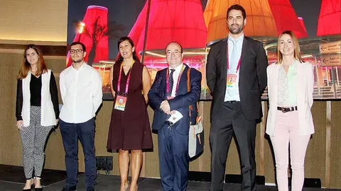 El ministro de Cultura de España, Miquel Iceta, junto a responsables de la UCAM, entre otras personas. (@ExpoSpain2020)