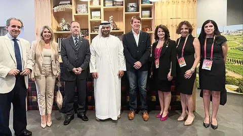Autoridades uruguayas y directivos de la CUTI en la Expo 2020 Dubai. (Cedida)