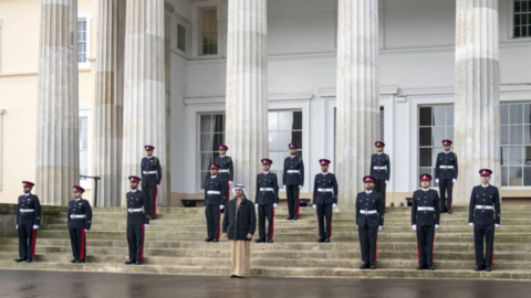 El príncipe heredero de Abu Dhabi con los cadetes graduados en el curso 2020. (Asuntos presidenciales de Abu Dhabi9