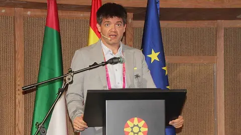 Jorge Rodríguez, durante la asamblea de la Asociación de Científicos e Investigadores Españoles en Emiratos Árabes. (EL CORREO)