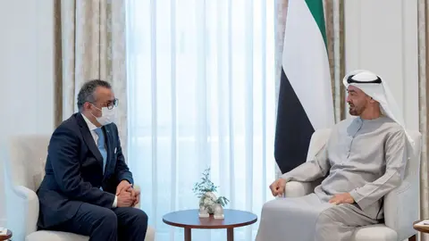 El príncipe heredero de Abu Dhabi y el director de la OMS. (WAM)