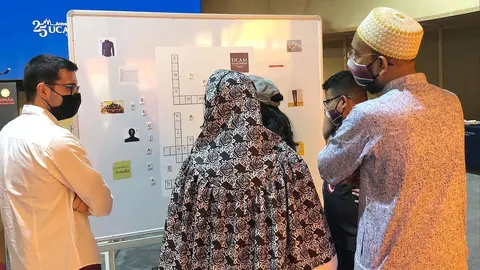 Micro clase de español este domingo en el Pabellón de España de Expo 2020 Dubai en el marco de la Semana del Conocimiento. (EL CORREO)
