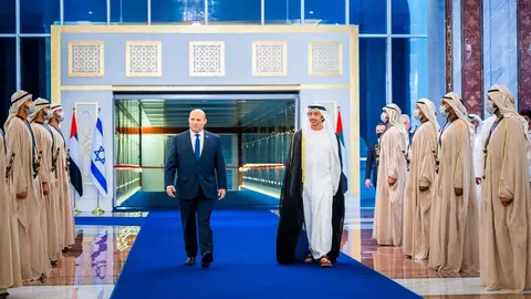 El primer ministro de Israel junto al ministro de Asuntos Exteriores de EAU a su llegada a Abu Dhabi. (WAM)