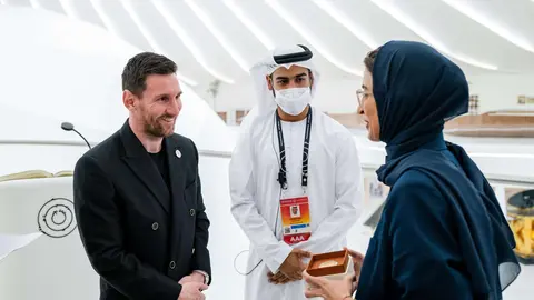 Lionel Messi junto a Noura bint Mohammed Al Kaabi, ministra de Cultura de EAU (Expo Dubai)