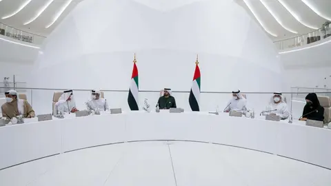 El gobernante de Dubai durante una reunión del Gabinete en la Expo. (Twitter)