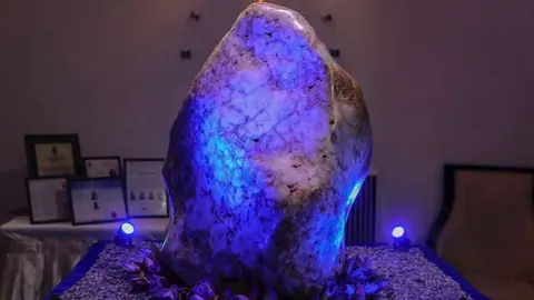 El zafiro azul de más de 300 kilos. (Twitter)